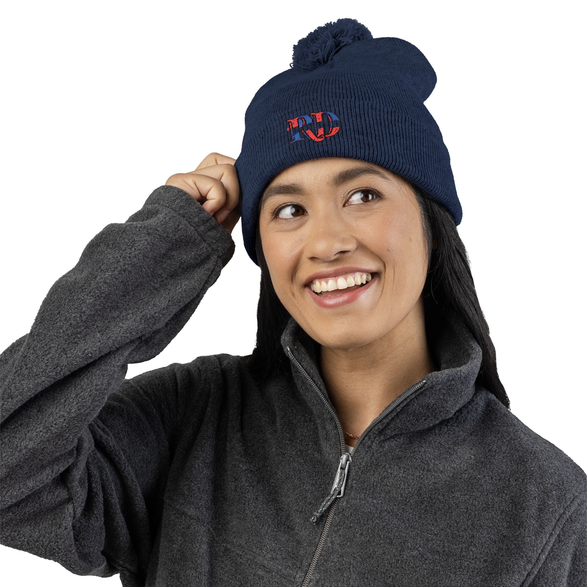 Gorro de punto con las letras RD de República Dominicana y bordado de pompones: el accesorio perfecto para el invierno.