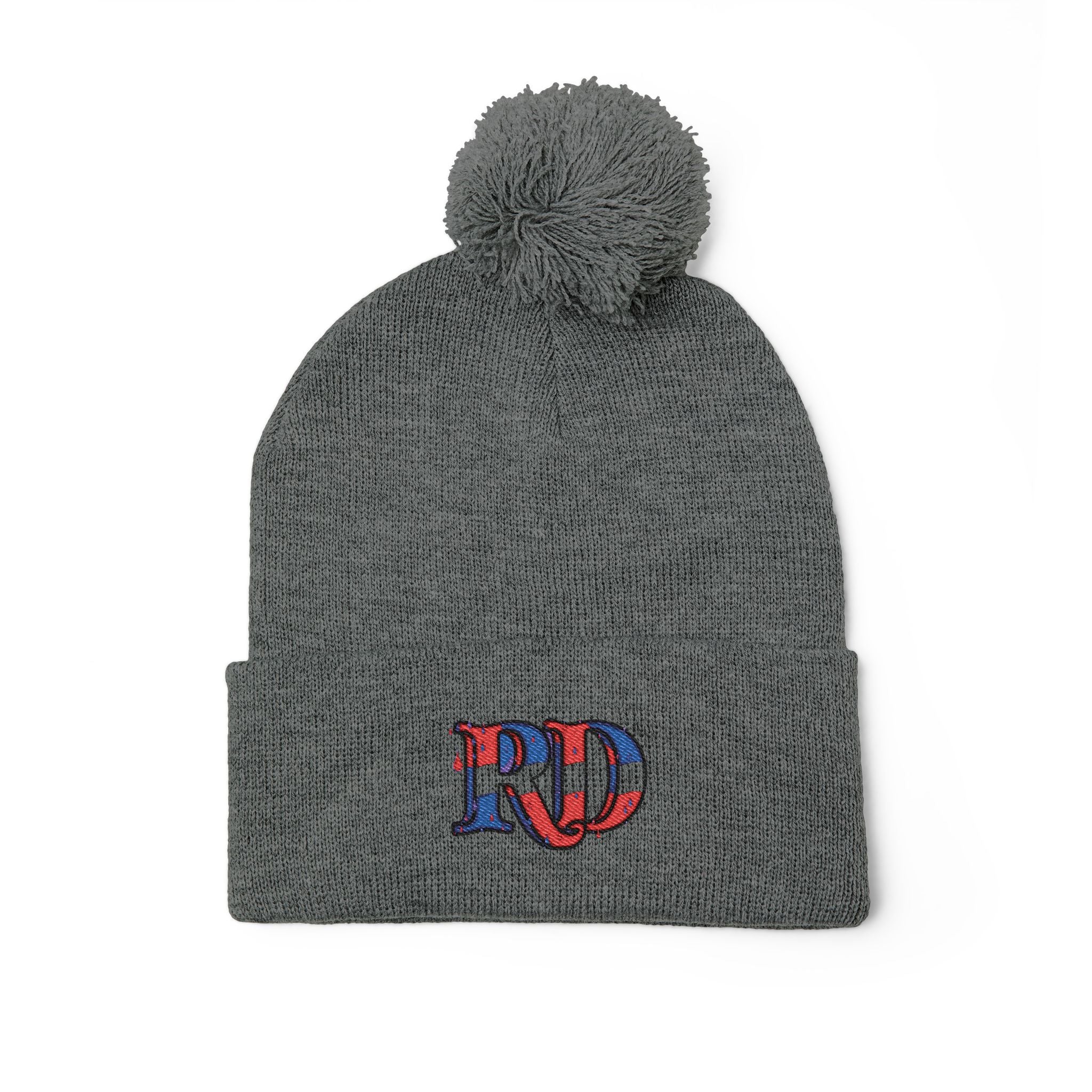 Gorro de punto con las letras RD de República Dominicana y bordado de pompones: el accesorio perfecto para el invierno.
