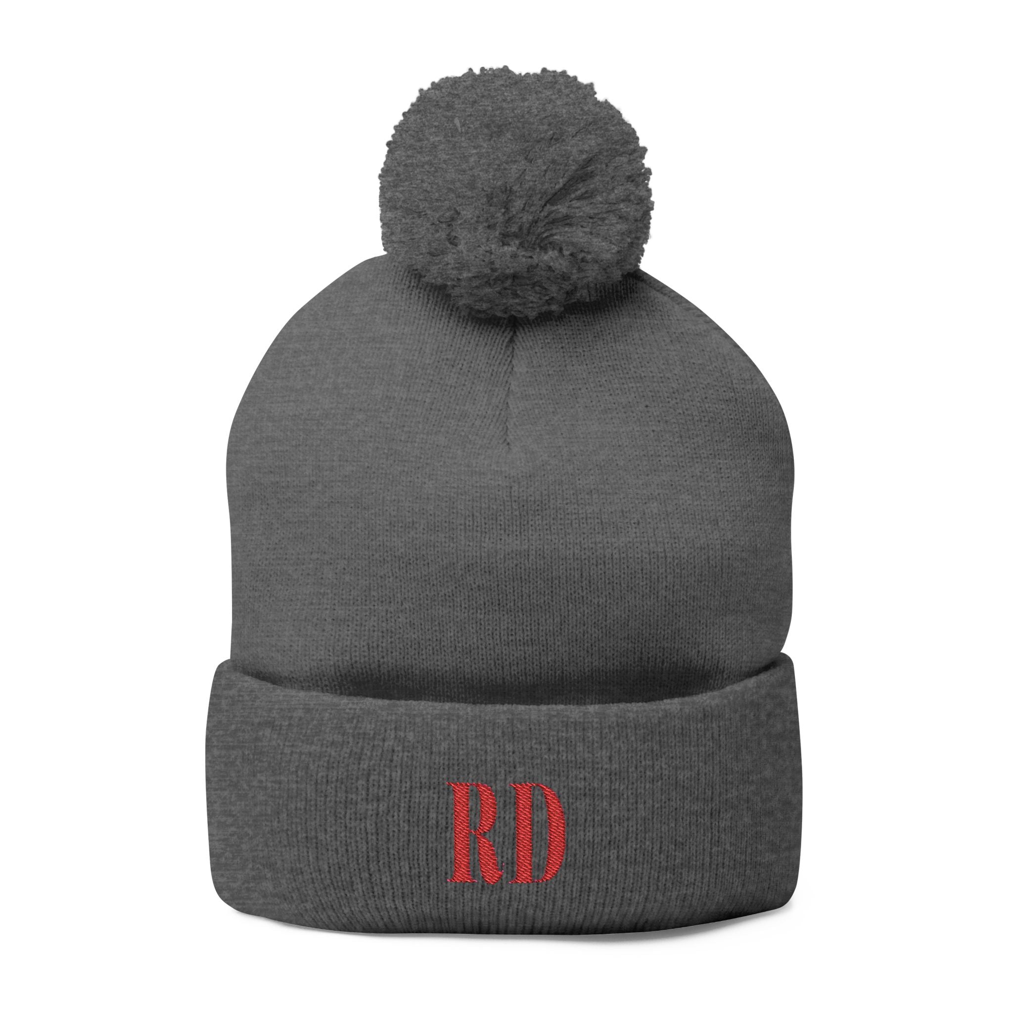Gorro de punto con las letras RD de República Dominicana y bordado de pompones: el accesorio perfecto para el invierno.