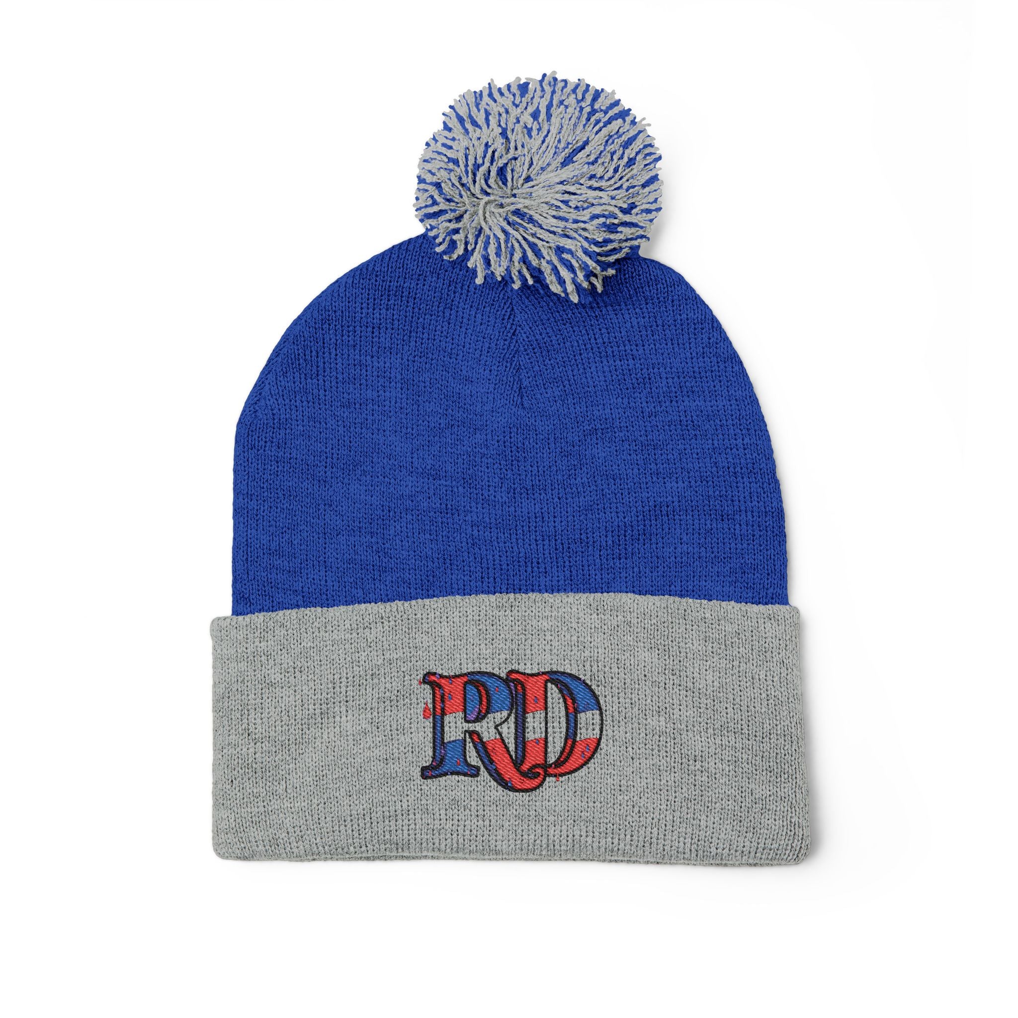 Gorro de punto con las letras RD de República Dominicana y bordado de pompones: el accesorio perfecto para el invierno.