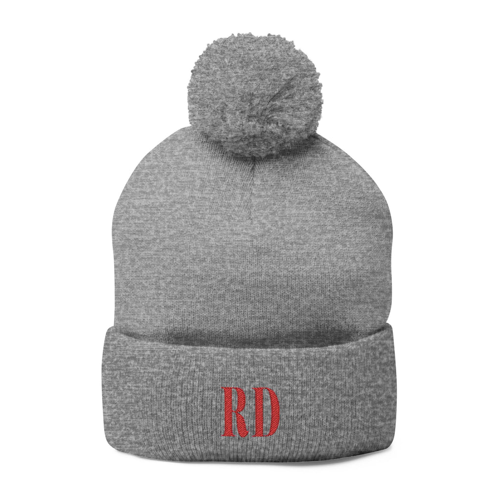 Gorro de punto con las letras RD de República Dominicana y bordado de pompones: el accesorio perfecto para el invierno.