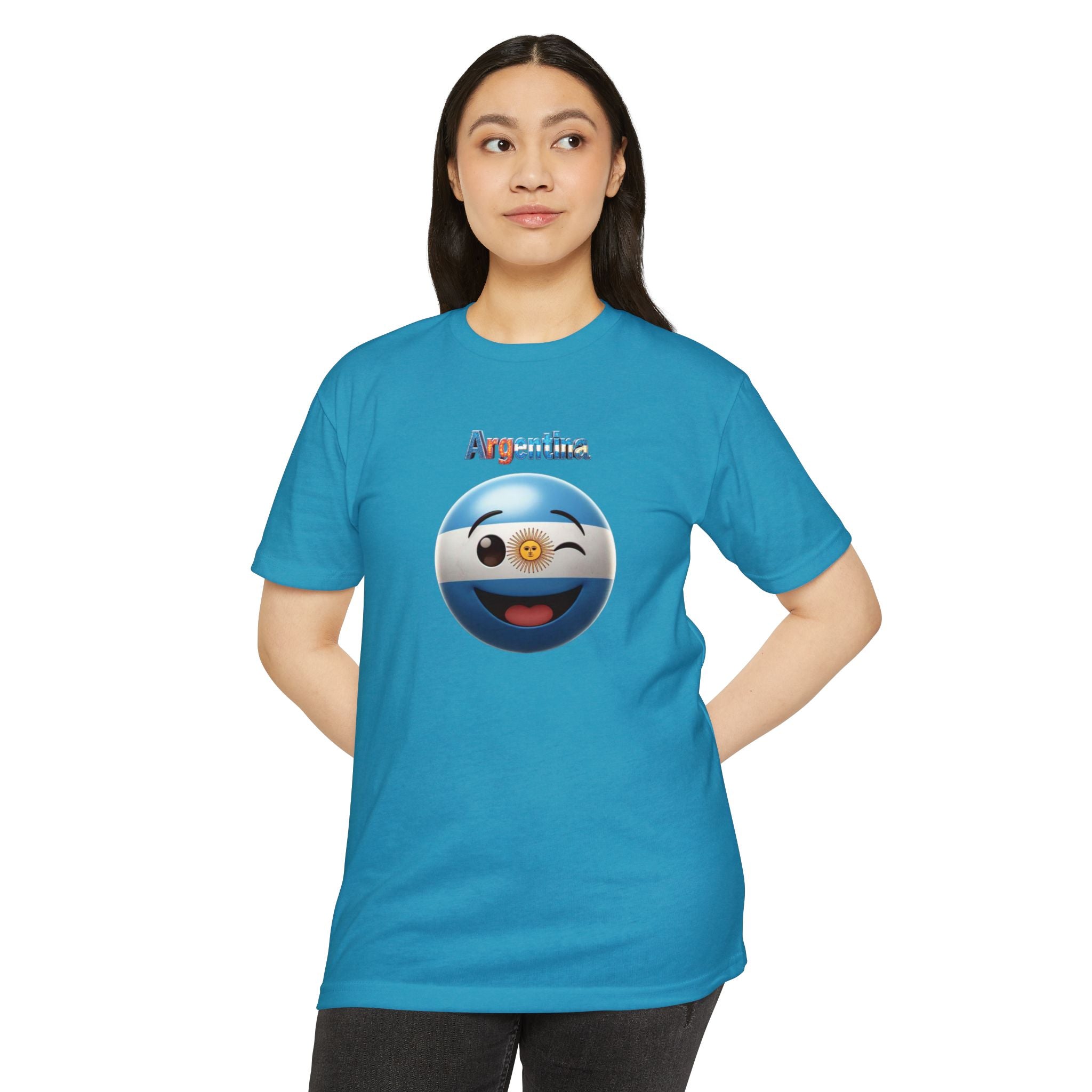 Camiseta unisex CVC con emoji guiñando y con la bandera de Argentina pintada en la cara