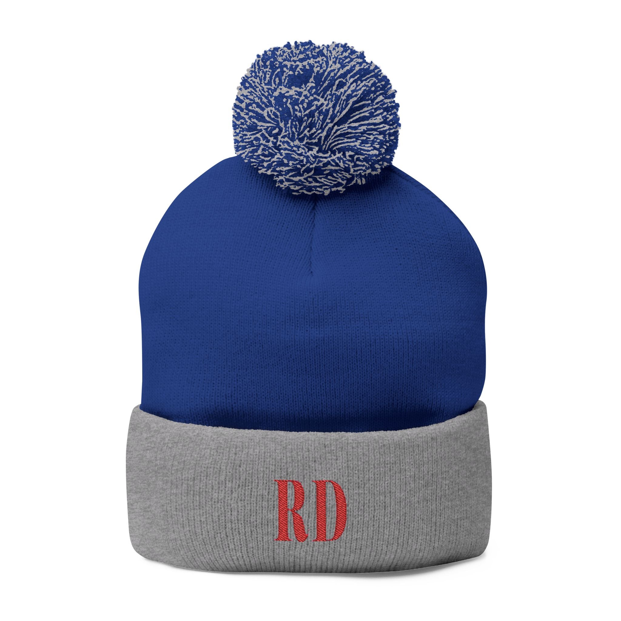 Gorro de punto con las letras RD de República Dominicana y bordado de pompones: el accesorio perfecto para el invierno.