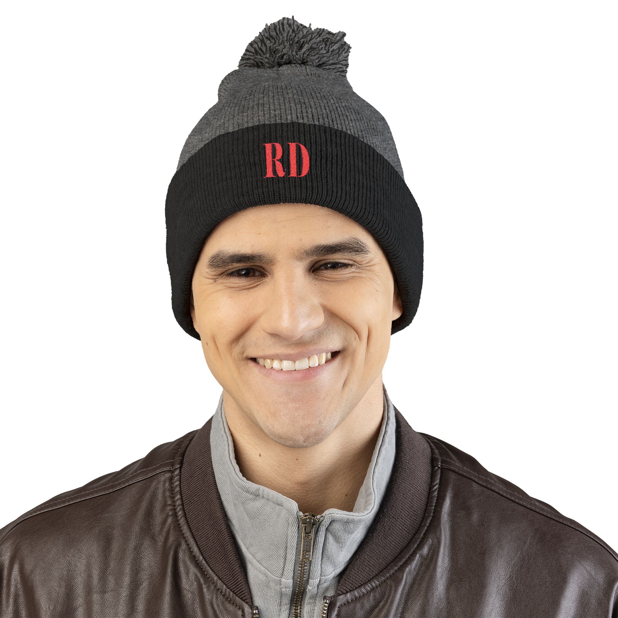 Gorro de punto con las letras RD de República Dominicana y bordado de pompones: el accesorio perfecto para el invierno.