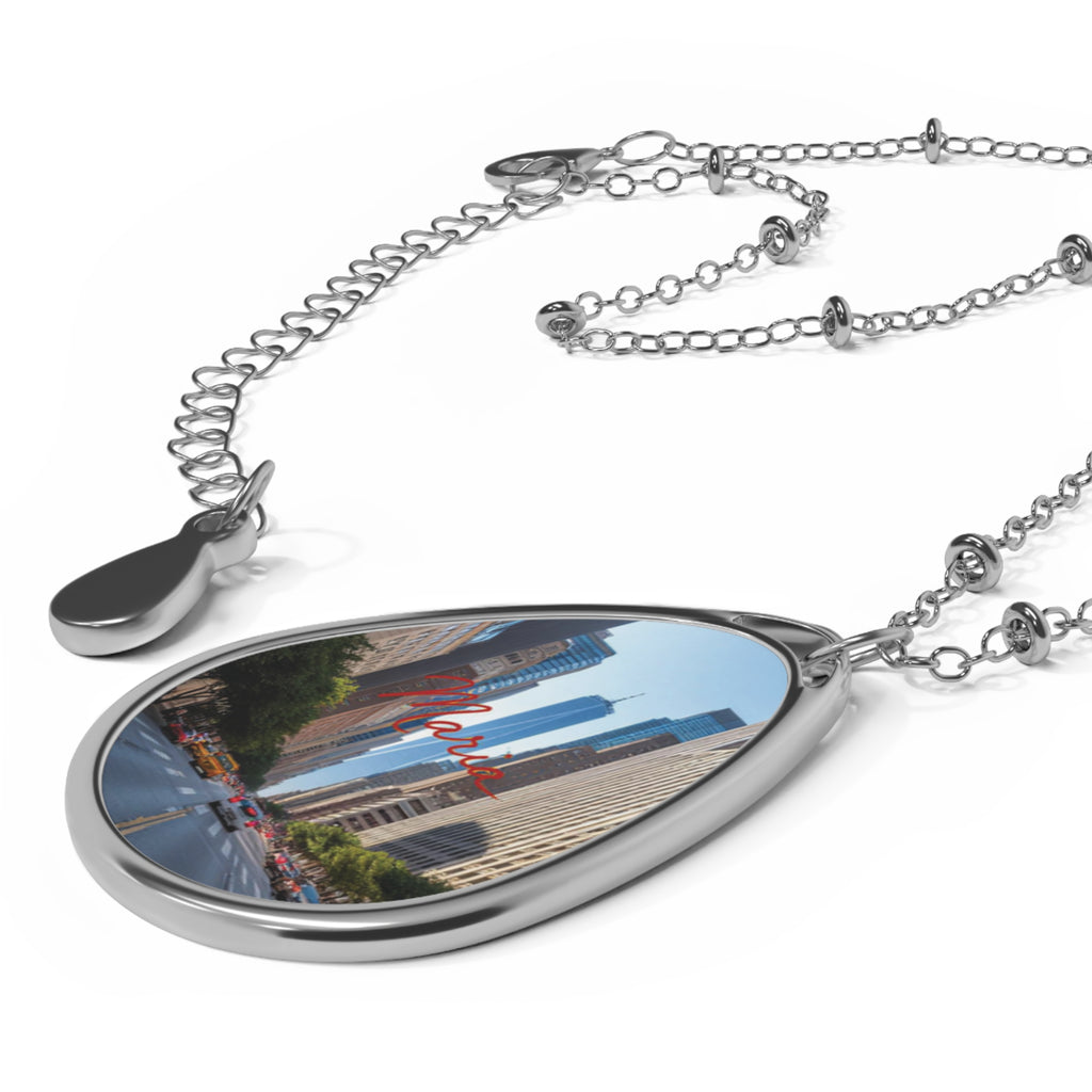 Personalized oval necklace, with the name 'María'