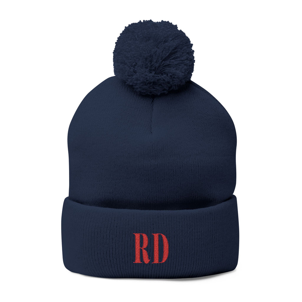 Gorro de punto con las letras RD de República Dominicana y bordado de pompones: el accesorio perfecto para el invierno.