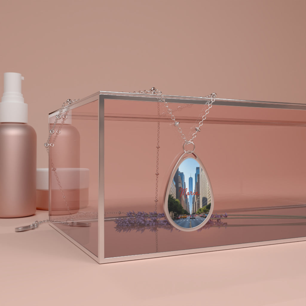 Personalized oval necklace, with the name 'María'