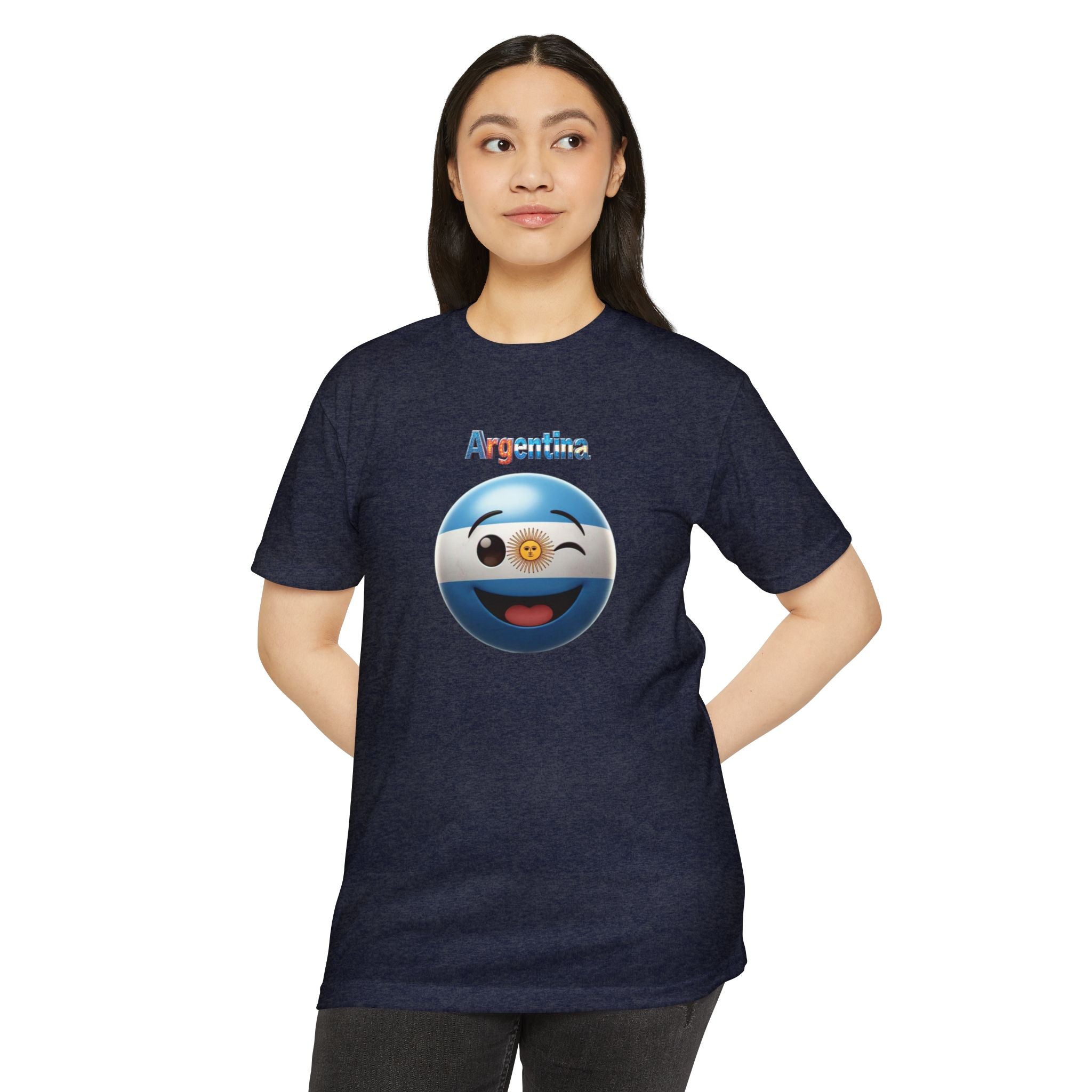 Camiseta unisex CVC con emoji guiñando y con la bandera de Argentina pintada en la cara