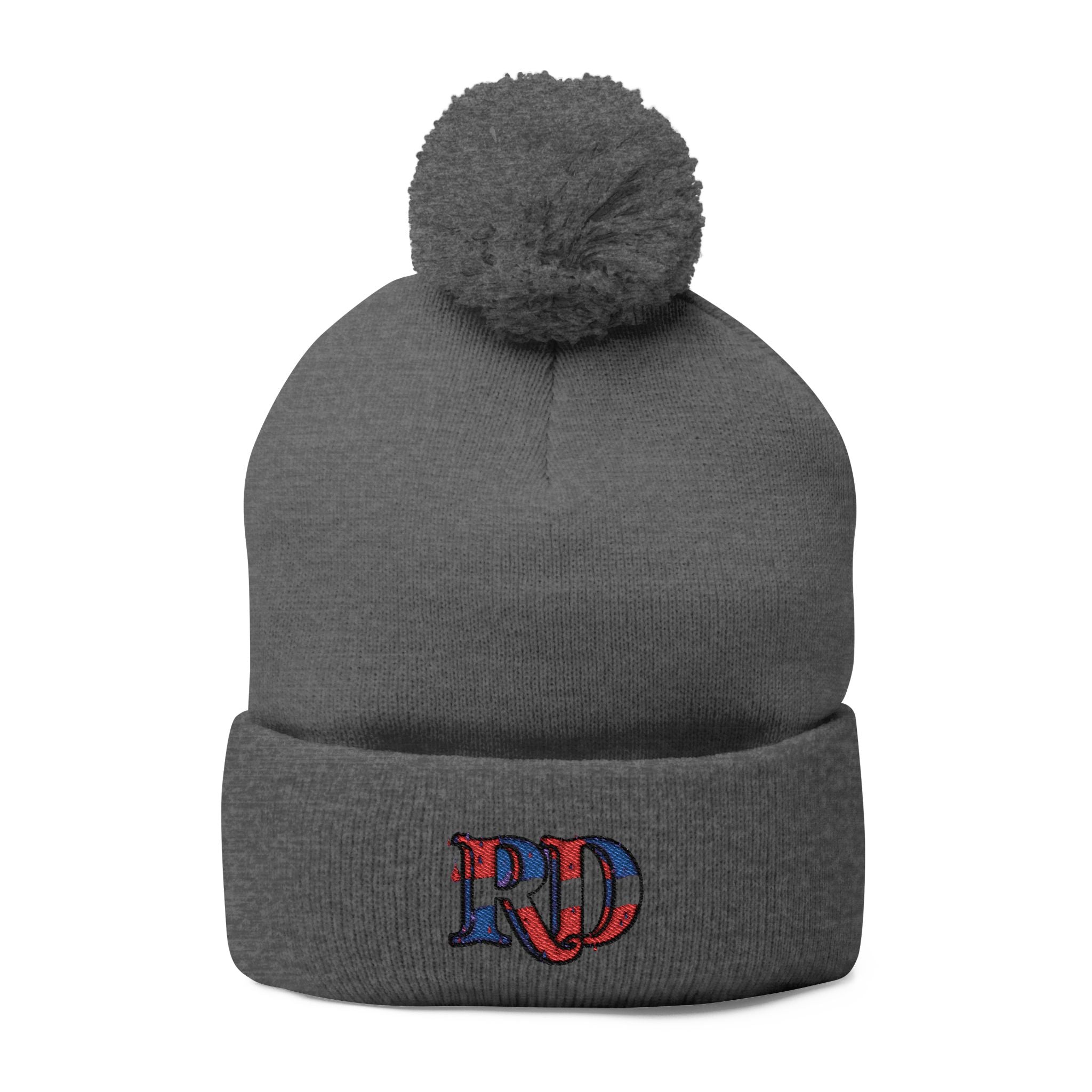 Gorro de punto con las letras RD de República Dominicana y bordado de pompones: el accesorio perfecto para el invierno.
