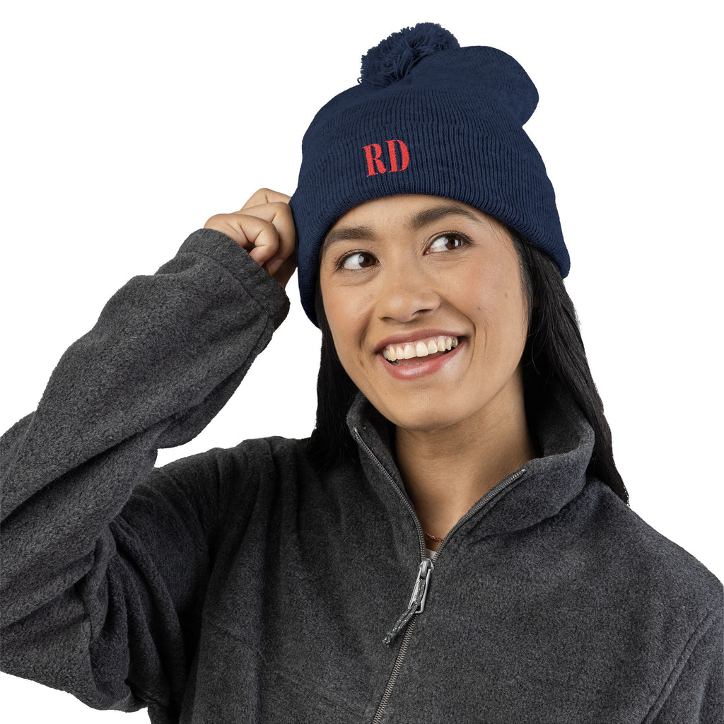 Gorro de punto con las letras RD de República Dominicana y bordado de pompones: el accesorio perfecto para el invierno.