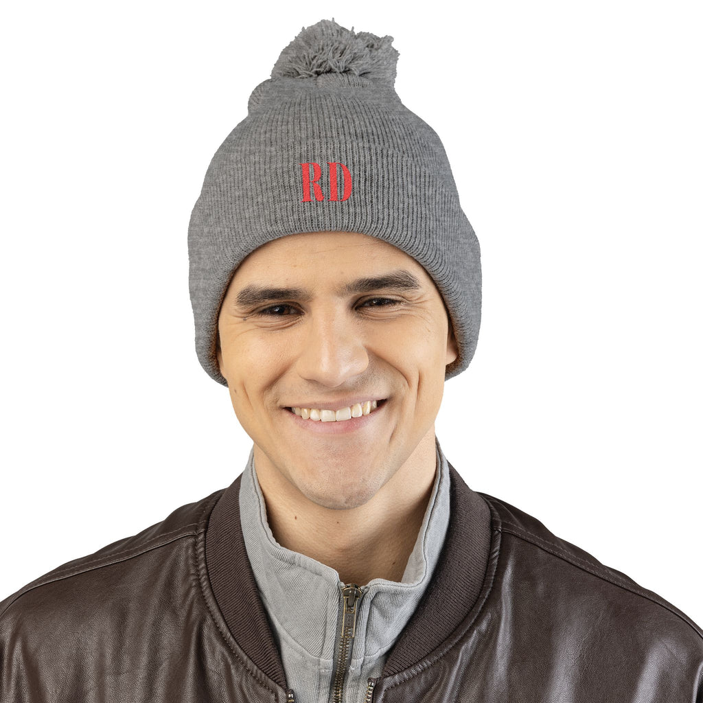 Gorro de punto con las letras RD de República Dominicana y bordado de pompones: el accesorio perfecto para el invierno.